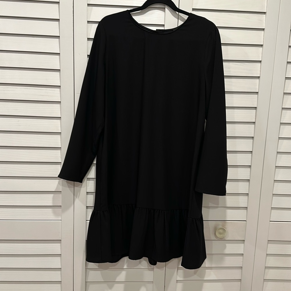 Ruffle hem, back button detail